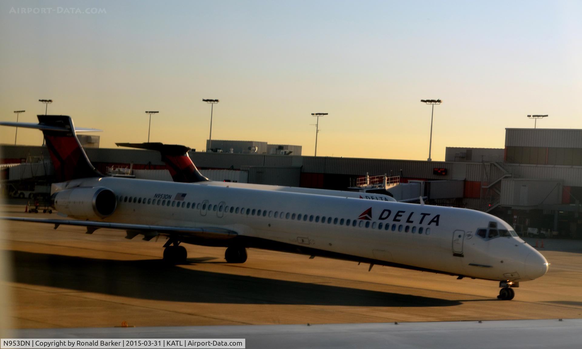 N953DN, 1996 McDonnell Douglas MD-90-30 C/N 53523, Taxi Atlanta