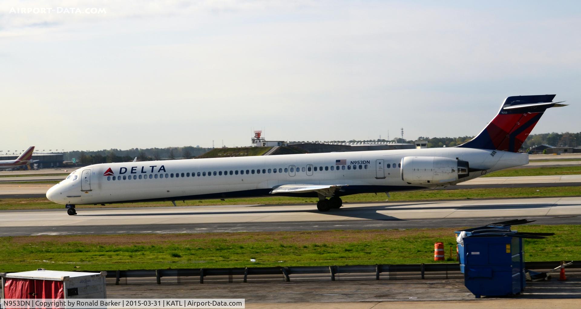 N953DN, 1996 McDonnell Douglas MD-90-30 C/N 53523, Taxi Atlanta
