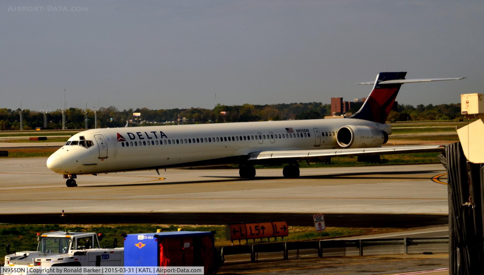 N955DN, McDonnell Douglas MD-90-30 C/N 53525, Taxi Atlanta
