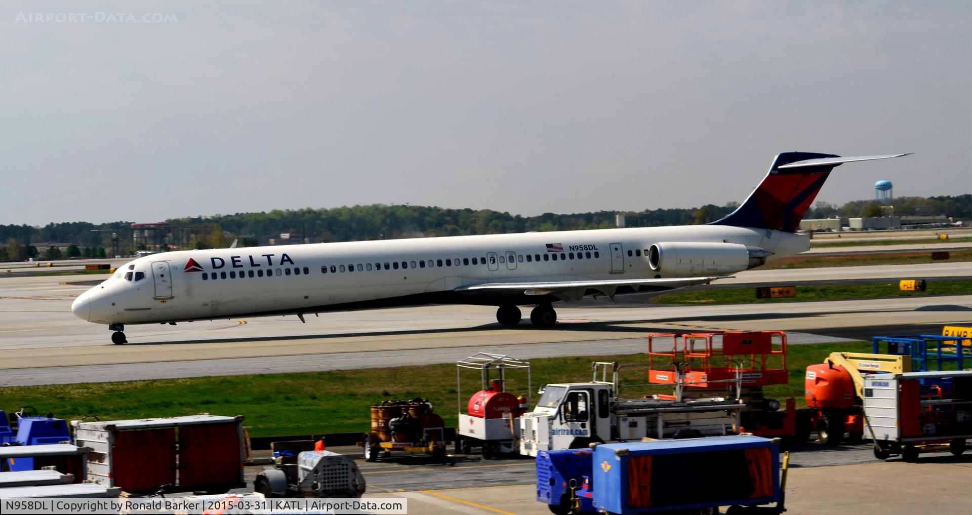 N958DL, 1990 McDonnell Douglas MD-88 C/N 49977, Taxi Atlanta