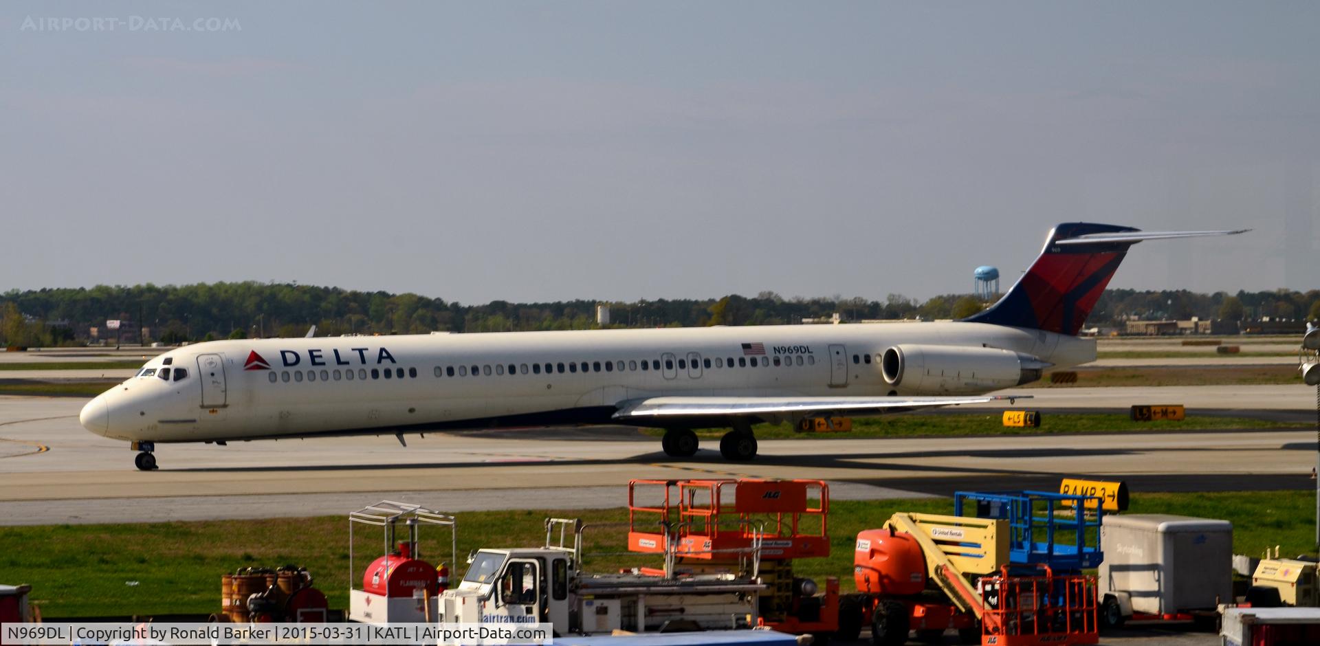 N969DL, 1990 McDonnell Douglas MD-88 C/N 53172, taxi Atlanta