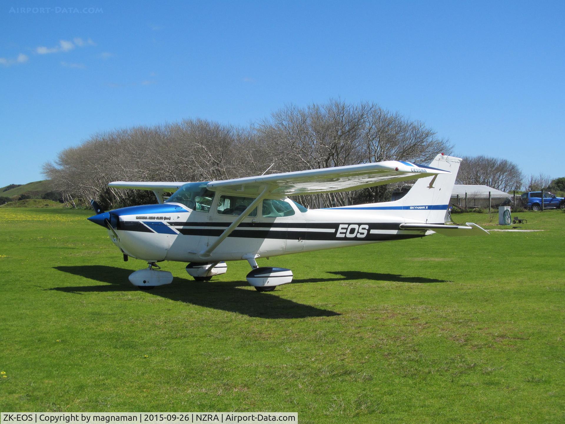 ZK-EOS, Cessna 172N C/N 17272633, Down from North Shore visiting the seaside.