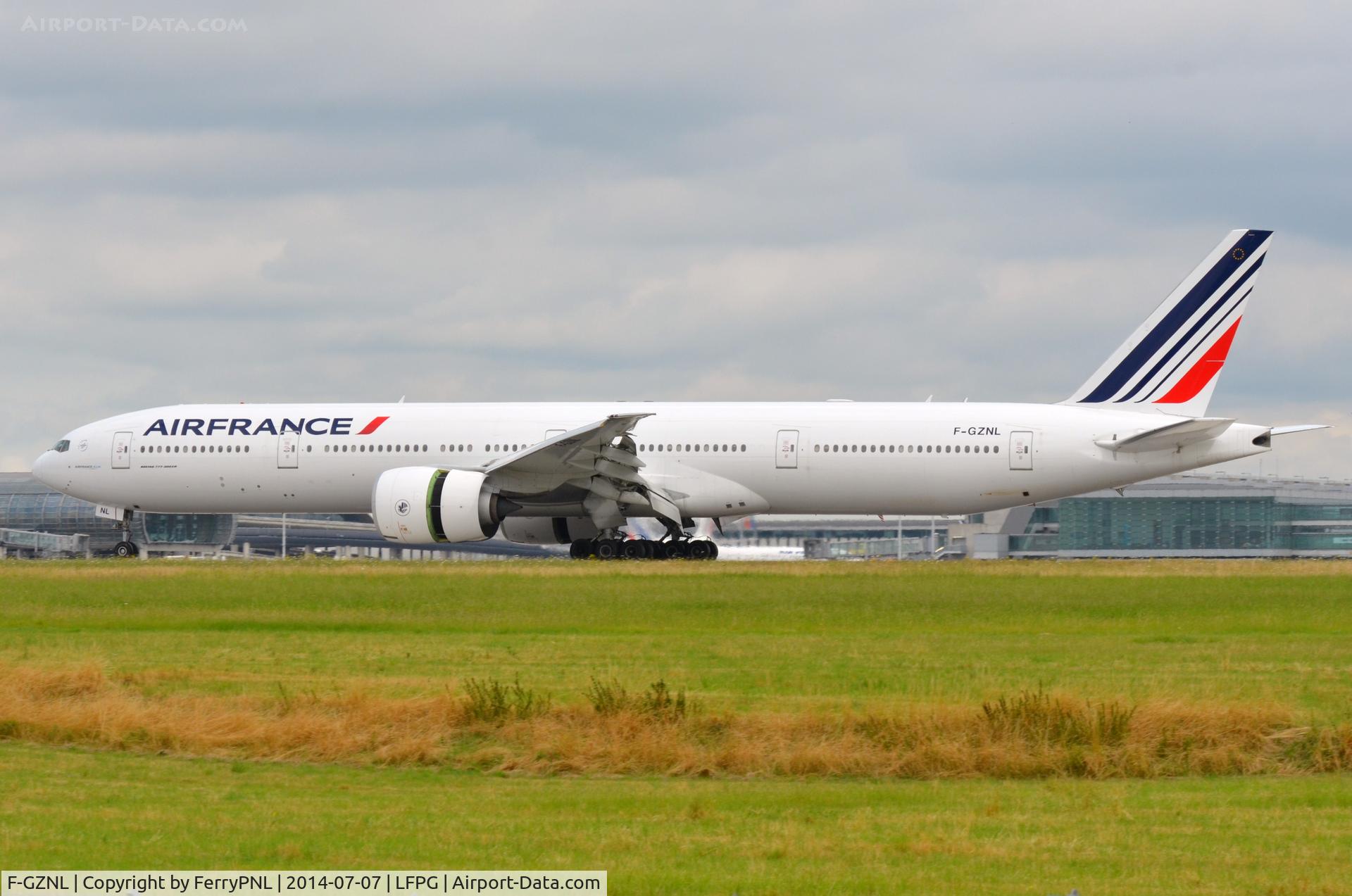 F-GZNL, 2012 Boeing 777-328/ER C/N 40063, AIr France B773 touching-down