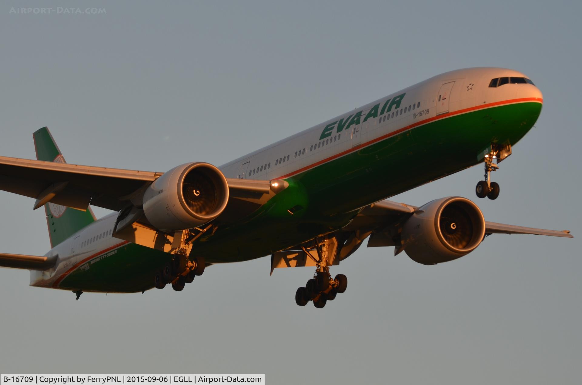 B-16709, 2007 Boeing 777-35E/ER C/N 33753, EVA B773 landing in the evening.