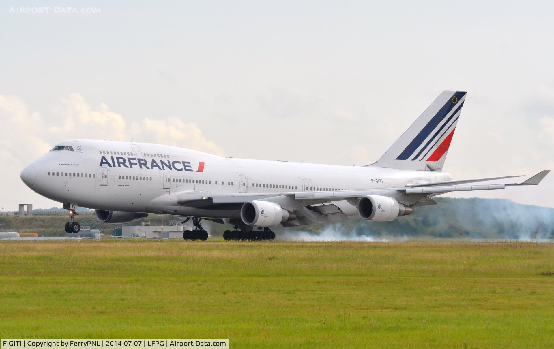 F-GITI, 2003 Boeing 747-428 C/N 32869, Air France B744 burning some rubber