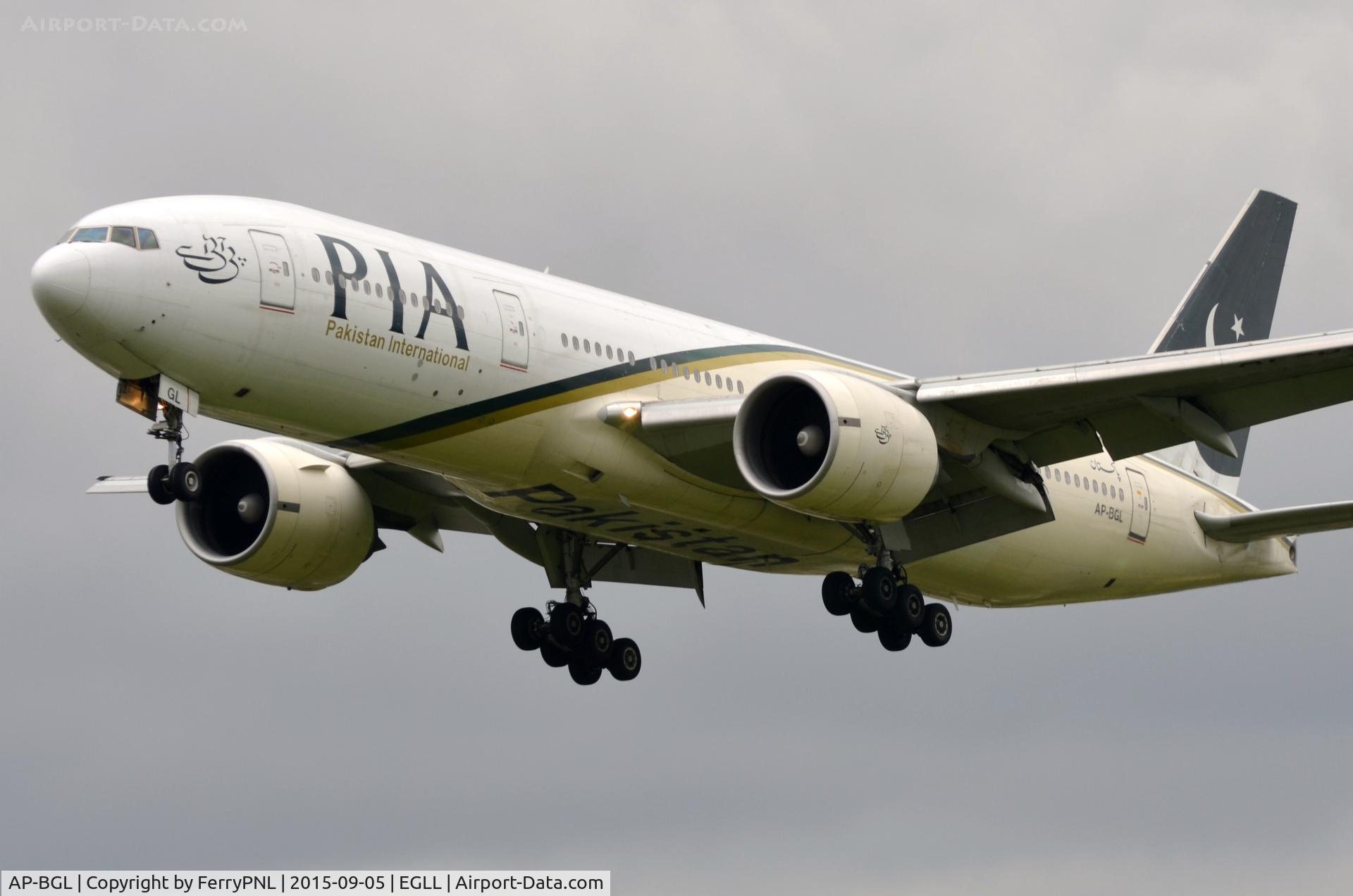 AP-BGL, 2004 Boeing 777-240/ER C/N 33777, PIA B772 landing in LHR