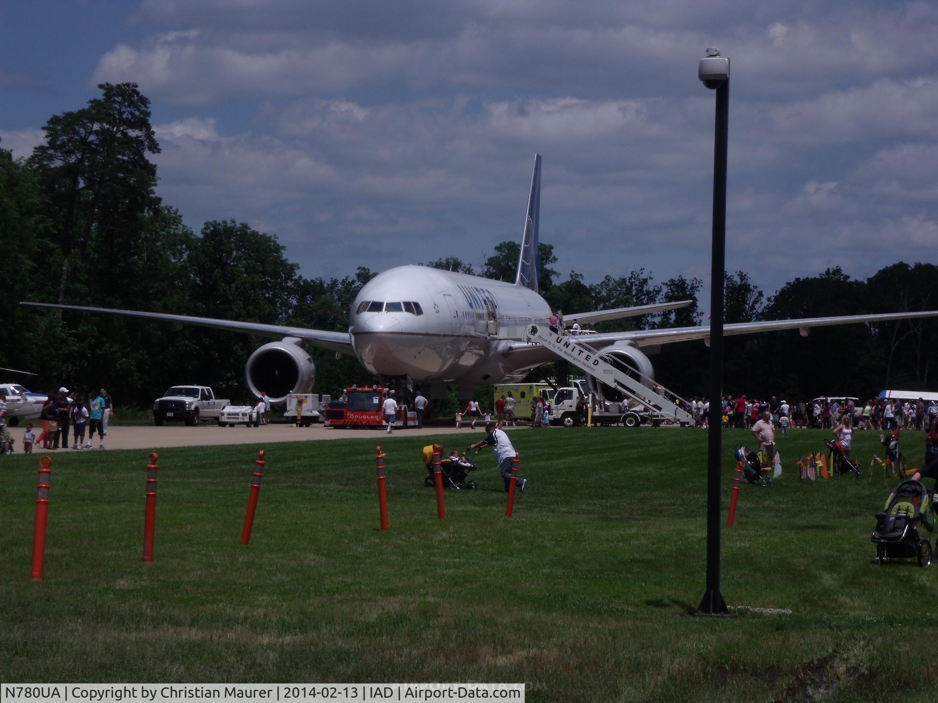 N780UA, 1996 Boeing 777-222 C/N 26944, Boeing 777-222 On the Ramp