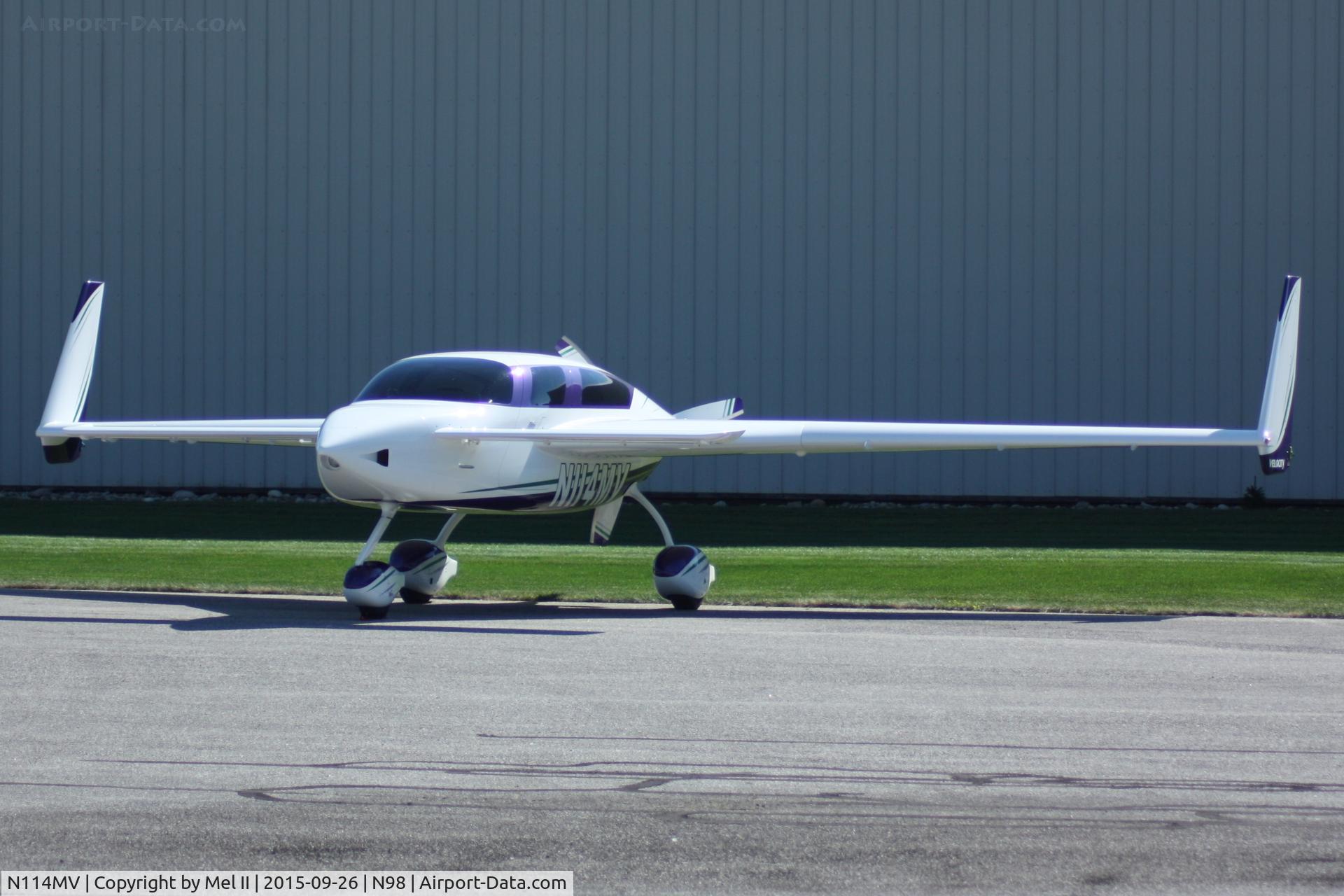 N114MV, Velocity Velocity XL C/N 1 (N114MV), Parked