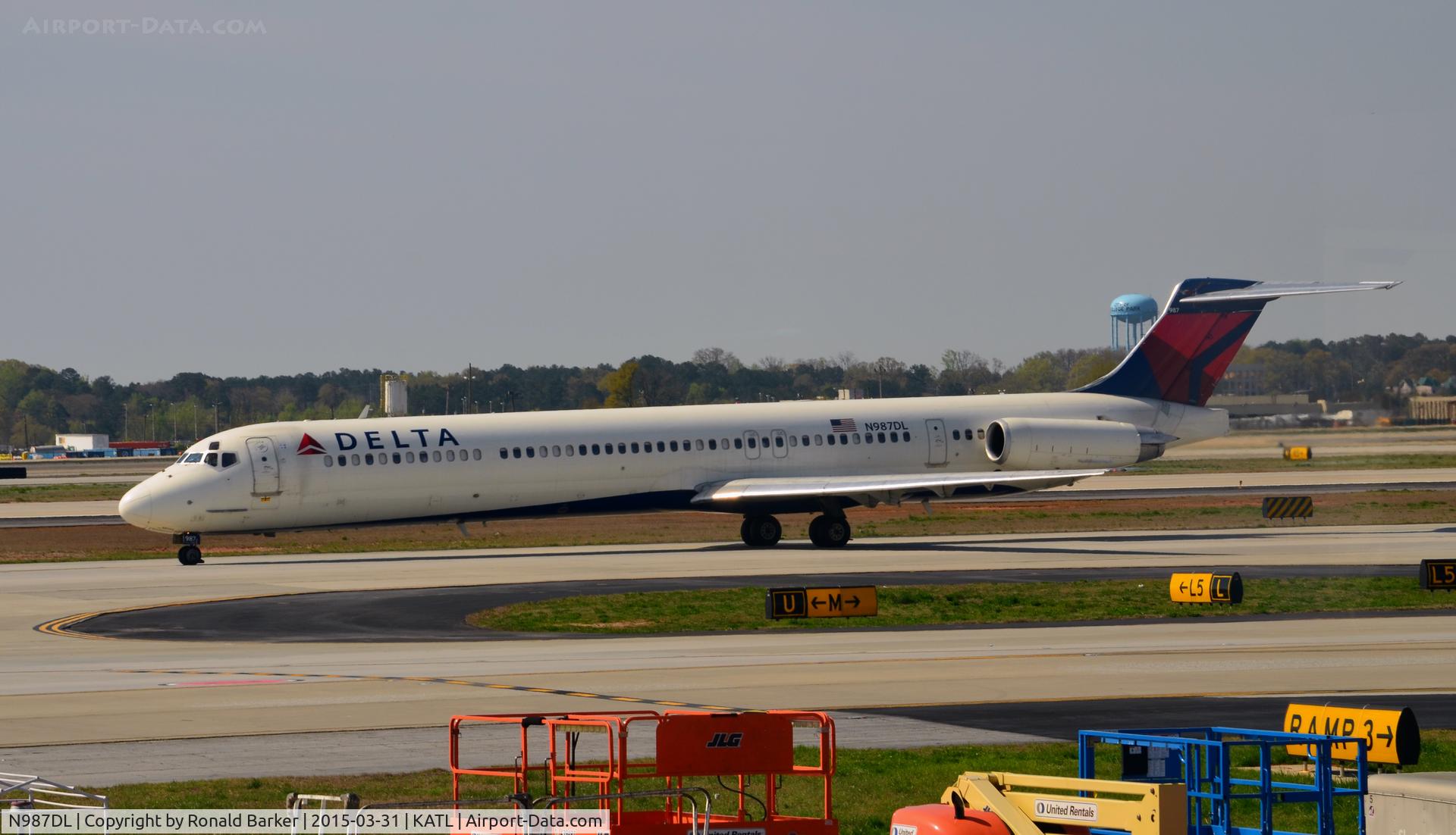 N987DL, 1991 McDonnell Douglas MD-88 C/N 53338, Taxi Atlanta