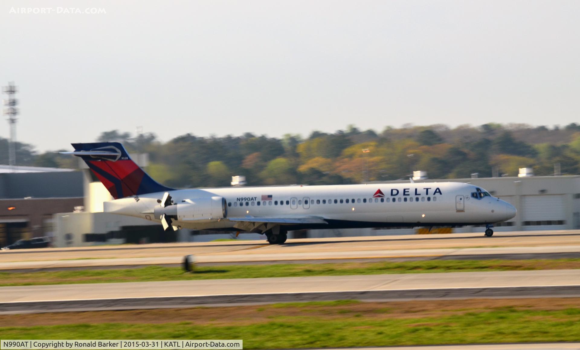 N990AT, 2001 Boeing 717-200 C/N 55134, Landing Atlanta