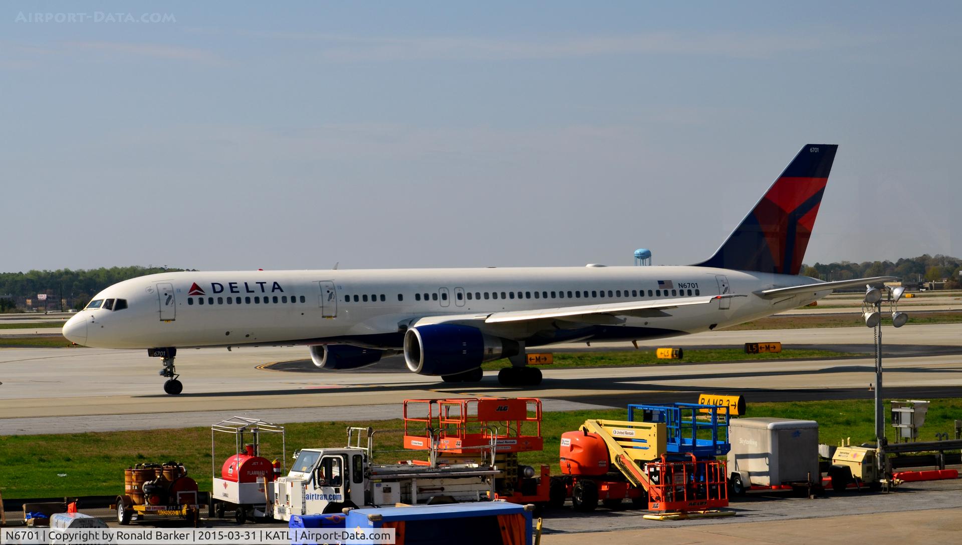 N6701, 1999 Boeing 757-232 C/N 30187, Taxi Atlanta