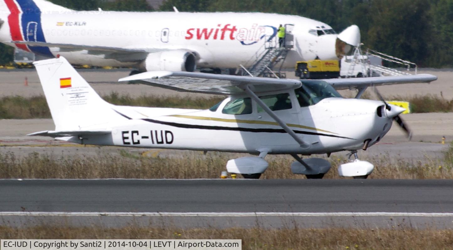 EC-IUD, 1978 Cessna 172N Skyhawk C/N 17270396, Taxiing to stand.