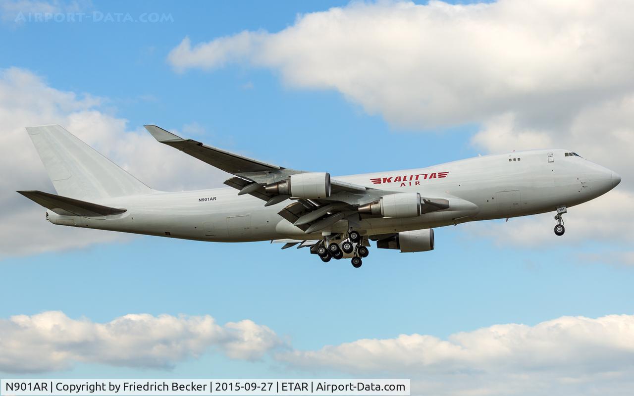 N901AR, 1997 Boeing 747-4R7F/SCD C/N 25868, on final RW08
