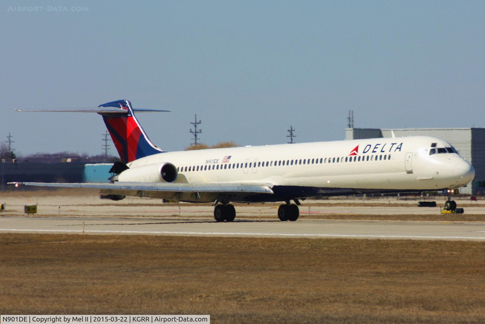 N901DE, 1992 McDonnell Douglas MD-88 C/N 53378, Landing RWY 8R