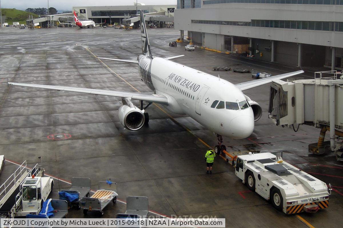 ZK-OJD, 2003 Airbus A320-232 C/N 2130, At Auckland