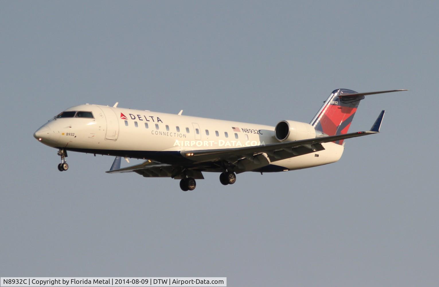 N8932C, 2004 Bombardier CRJ-200 (CL-600-2B19) C/N 7932, Delta Connection