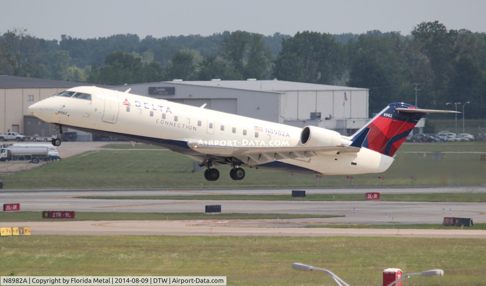 N8982A, 2004 Bombardier CRJ-200 (CL-600-2B19) C/N 7982, Delta Connection