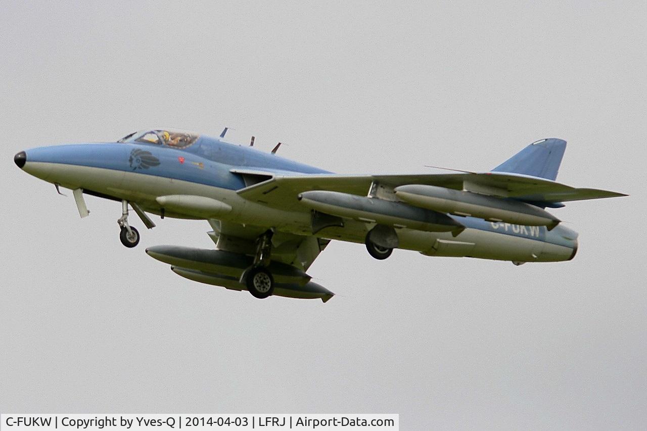 C-FUKW, 1954 Hawker Hunter T.68 C/N HABL-003215&41H-680368, Apache Aviation Hawker Hunter T.68, Short approach rwy 26, Landivisiau Naval Air Base (LFRJ)