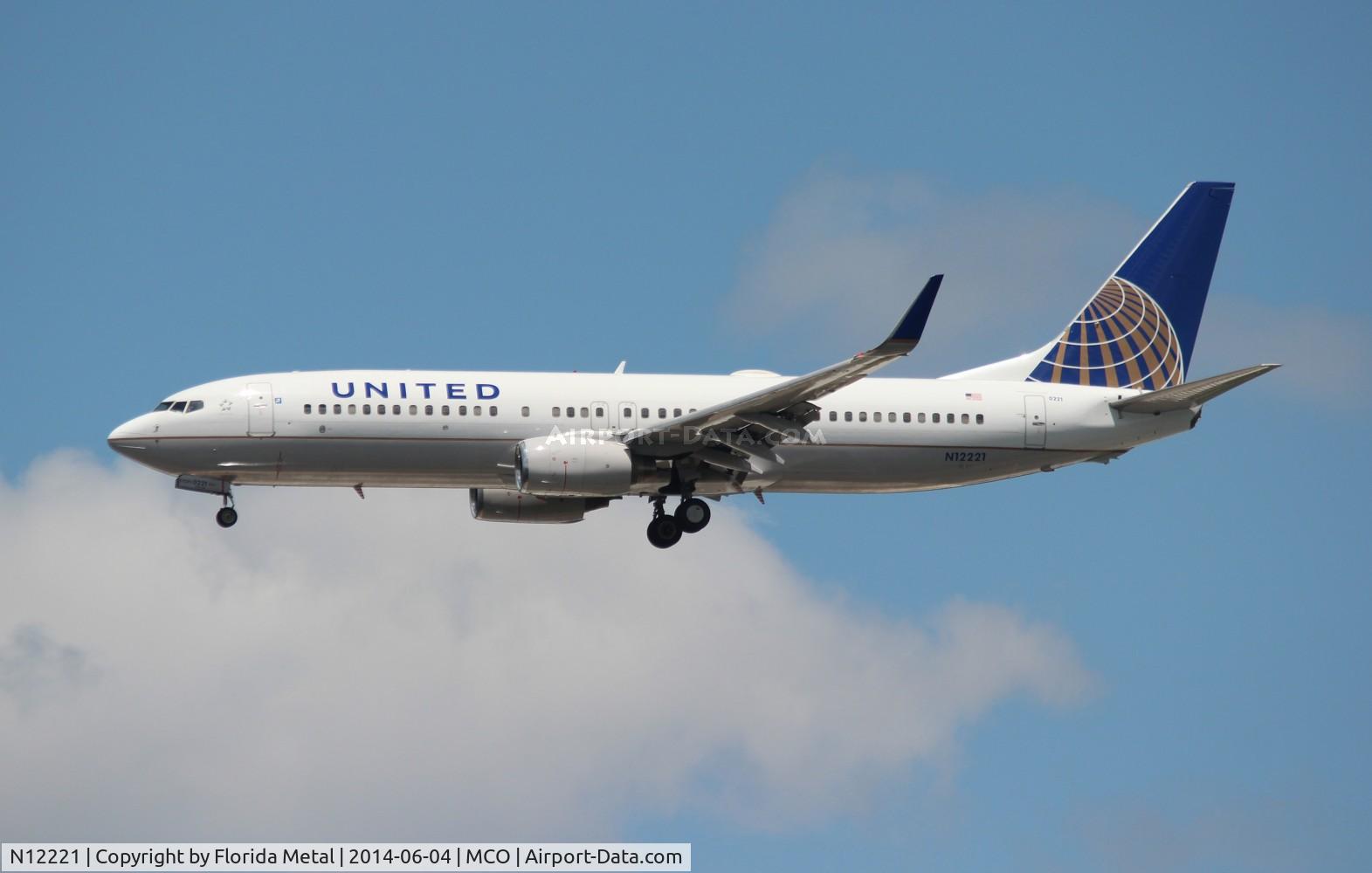 N12221, 1998 Boeing 737-824 C/N 28930, United