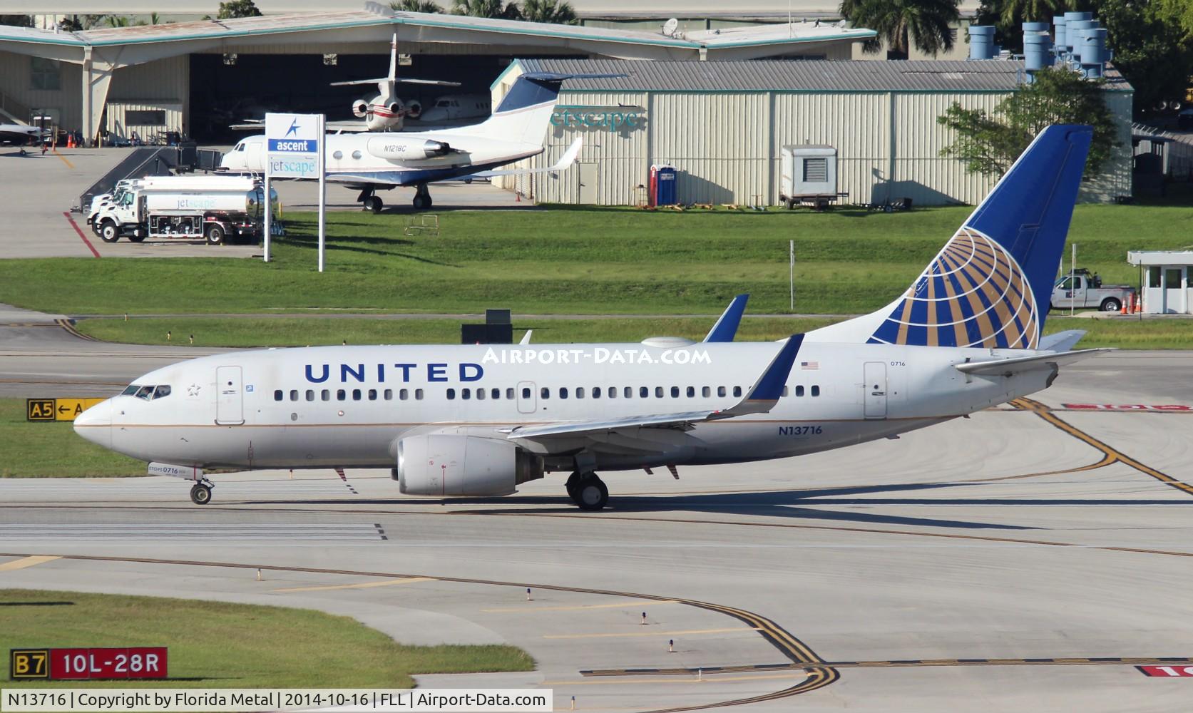 N13716, 1998 Boeing 737-724 C/N 28787, United