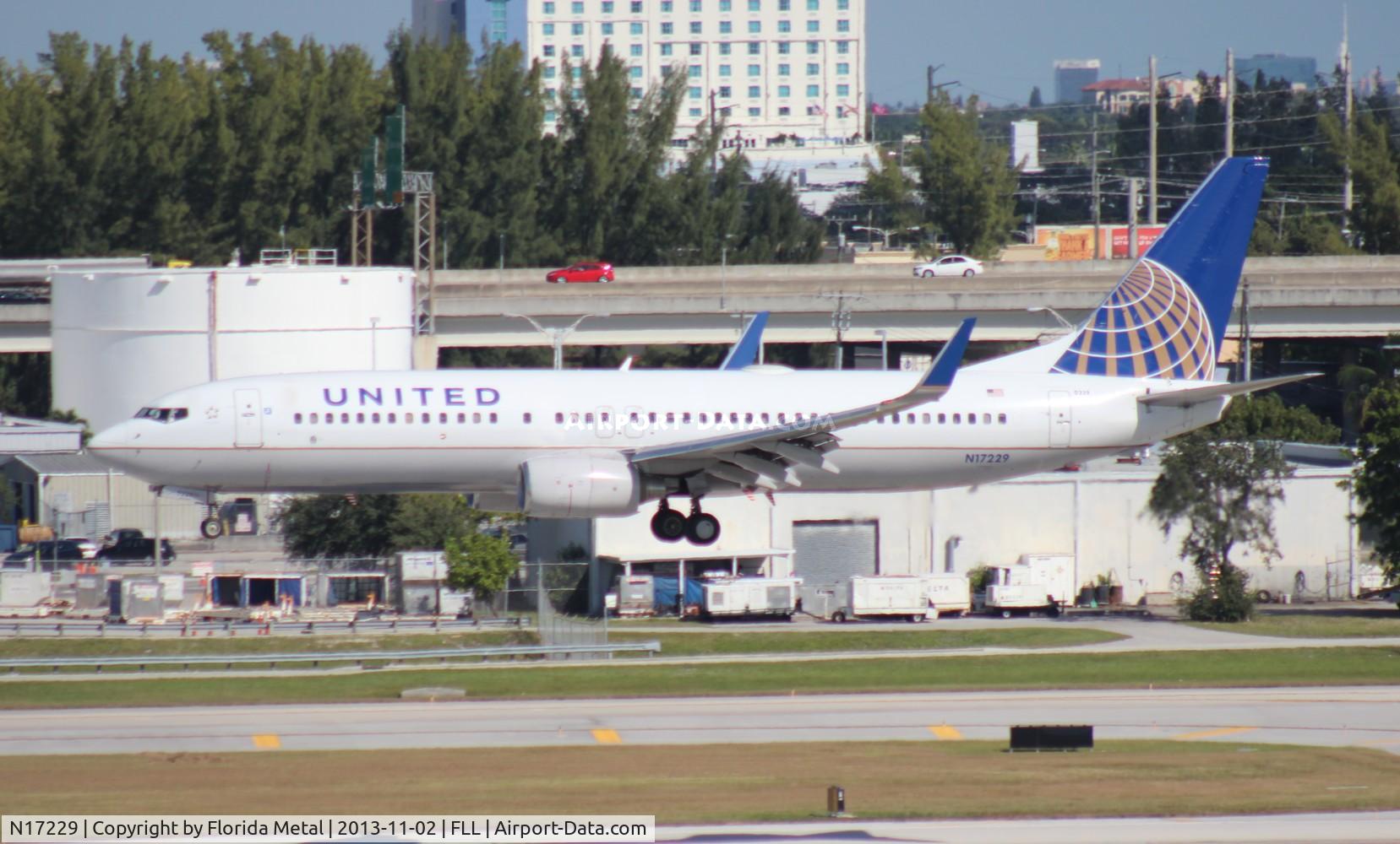 N17229, 1999 Boeing 737-824 C/N 28793, United