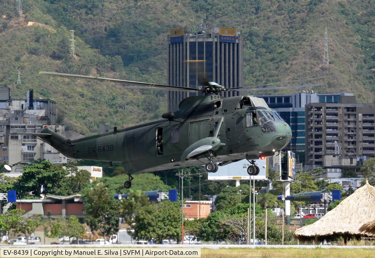 EV-8439, Agusta AS-61A-4 Sea King C/N 6059, Landing at Aviacion del Ejercito tarmac.