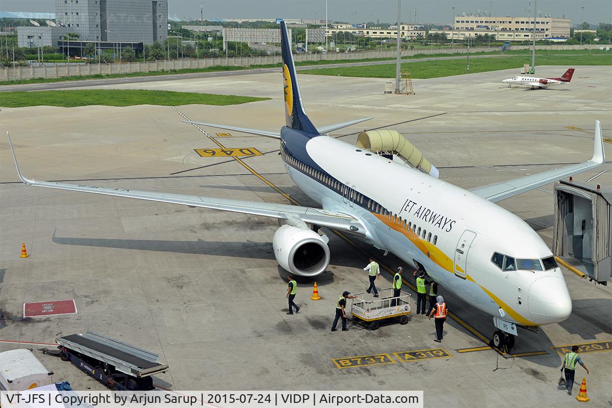 VT-JFS, 2014 Boeing 737-8AL C/N 39065, Even before the aerobridge connects, the baggage is being handled at IGIA T-3.