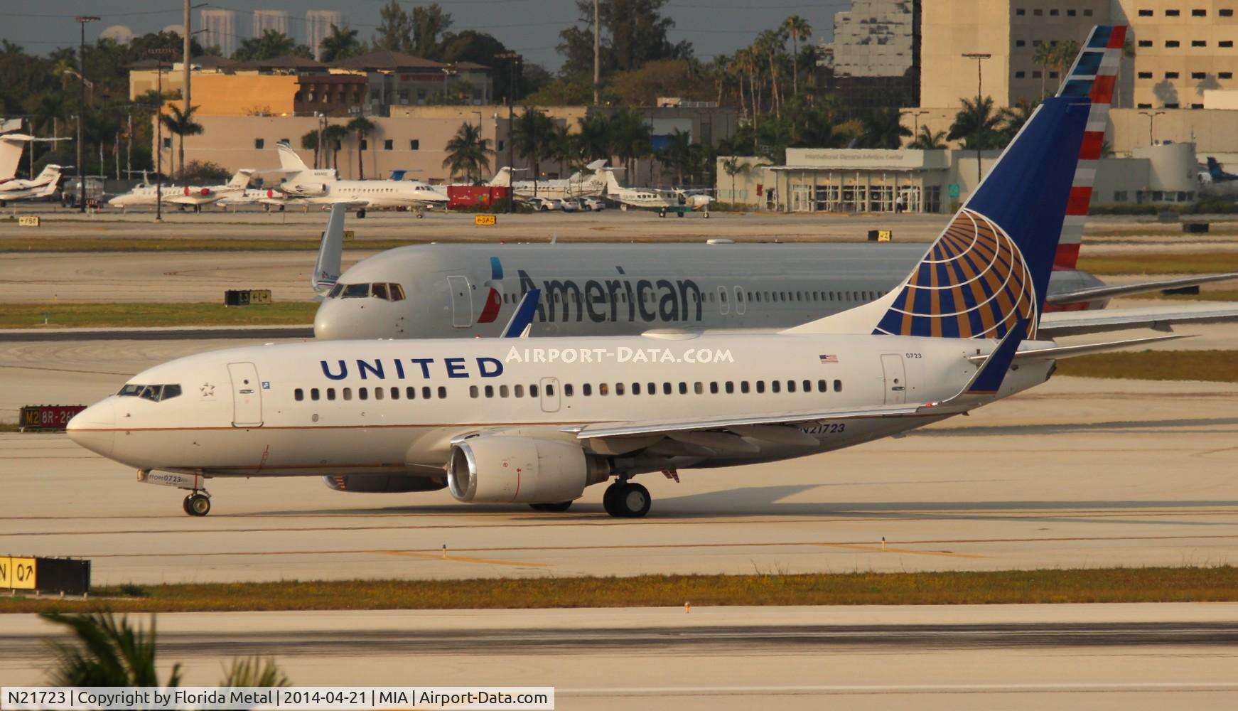 N21723, 1999 Boeing 737-724 C/N 28790, United
