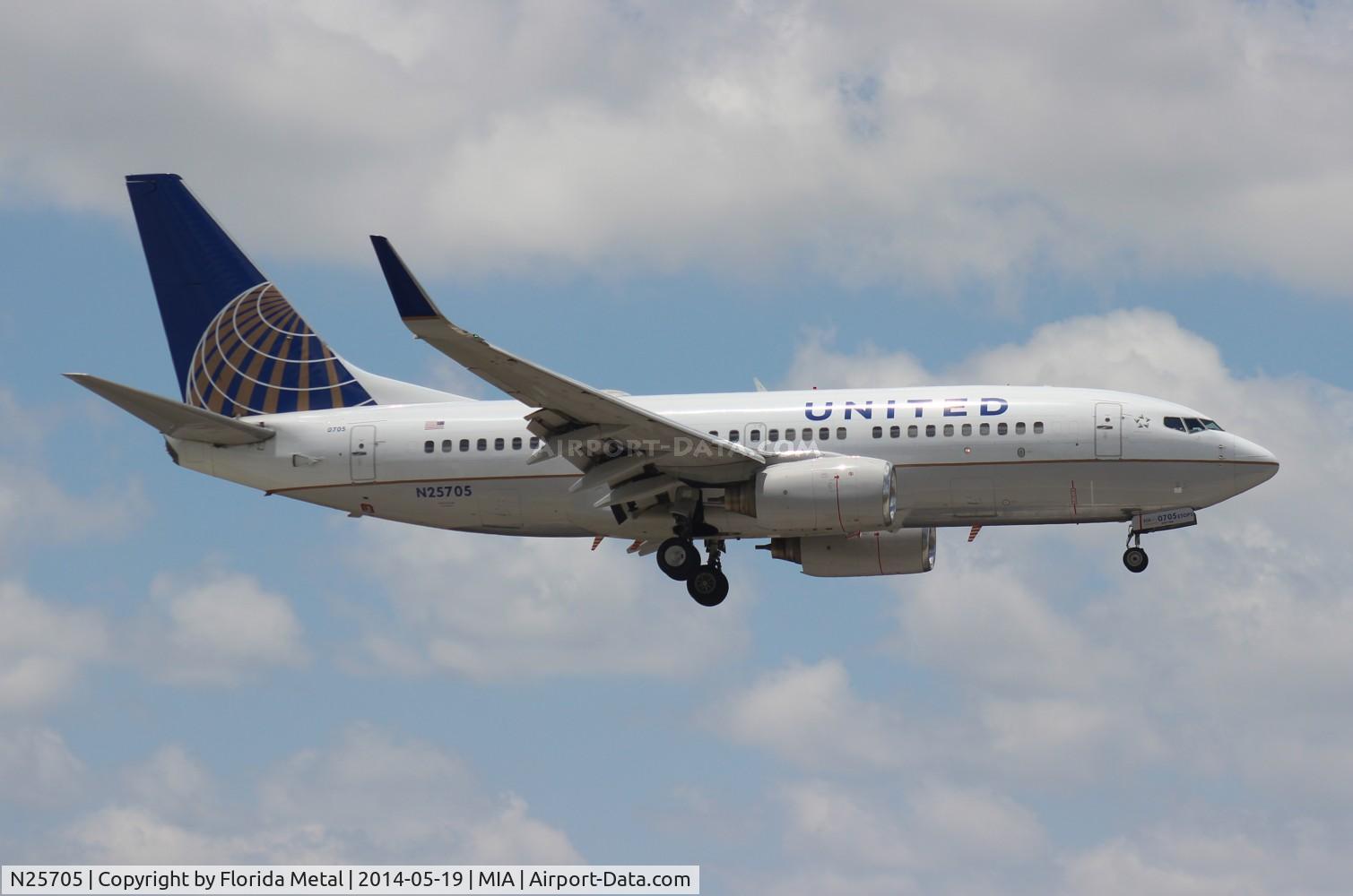 N25705, 1998 Boeing 737-724 C/N 28766, United