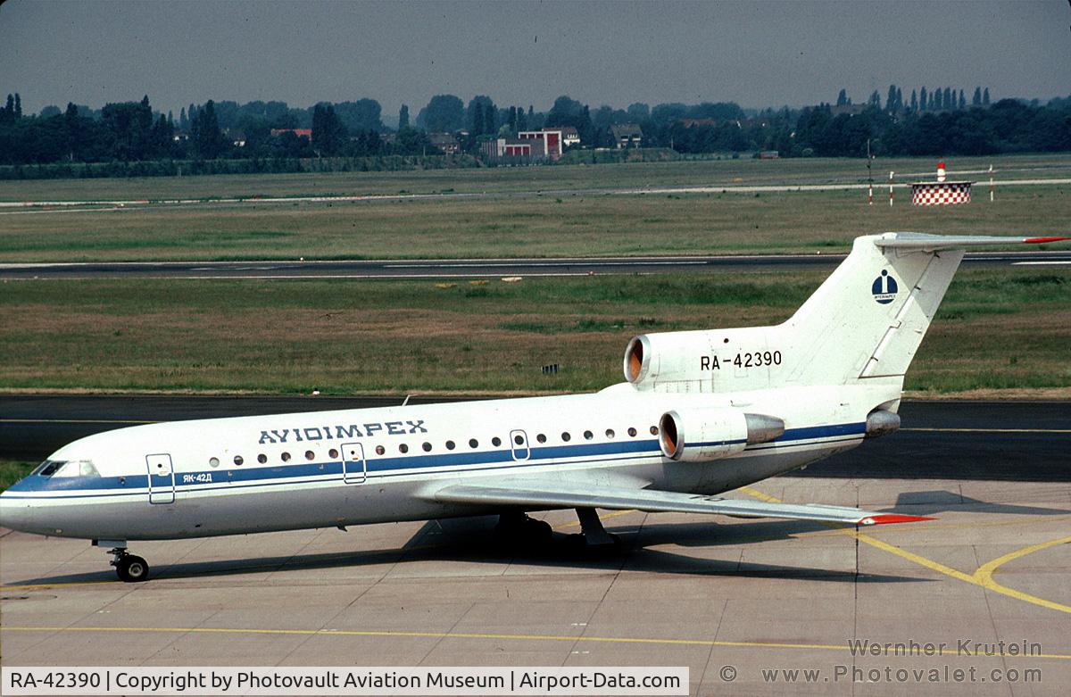 RA-42390, 1991 Yakovlev Yak-42D C/N 4520424016557, RA-42390 taxis to the terminal