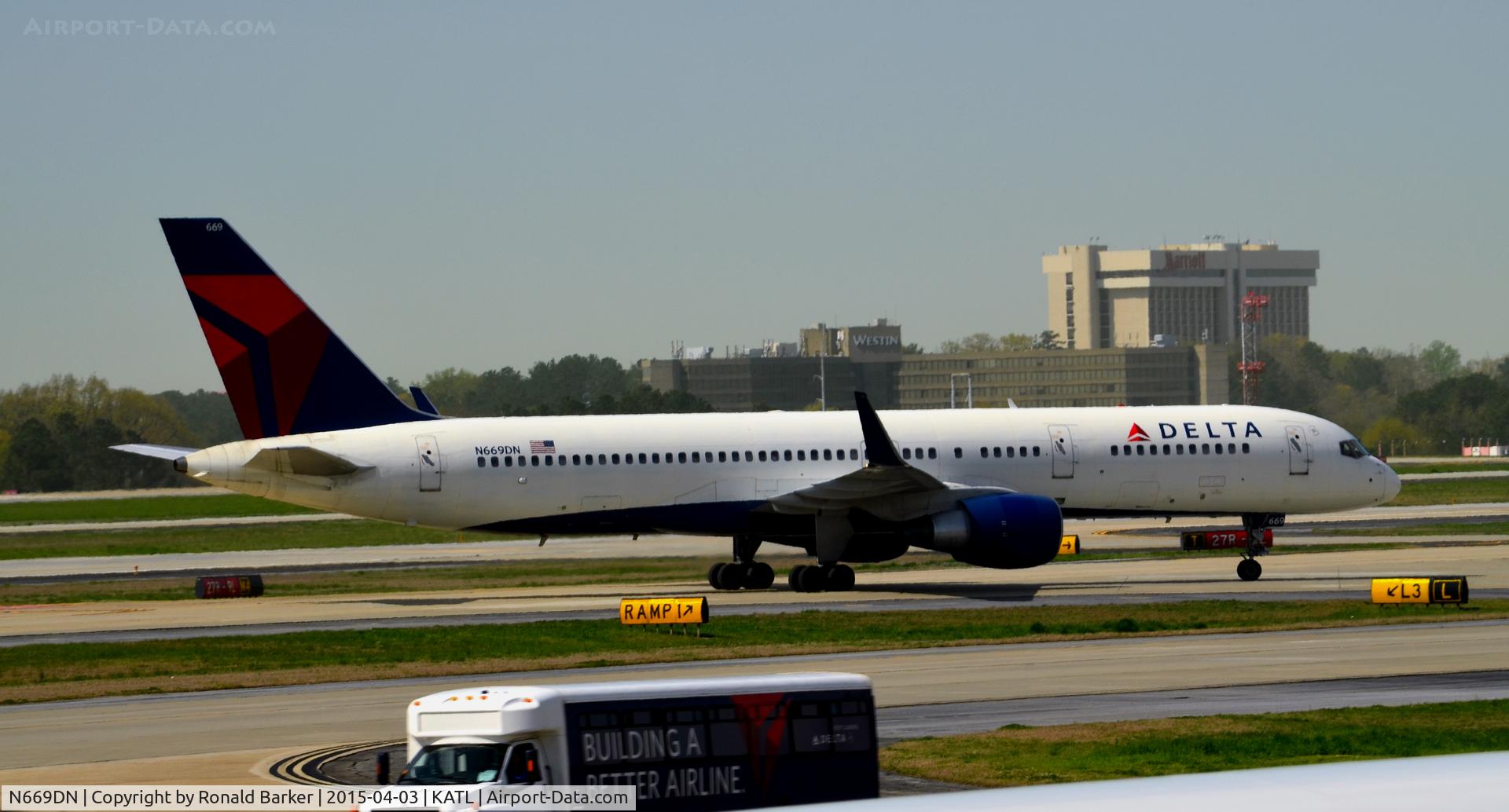 N669DN, 1991 Boeing 757-232 C/N 25142, Taxi Atlanta