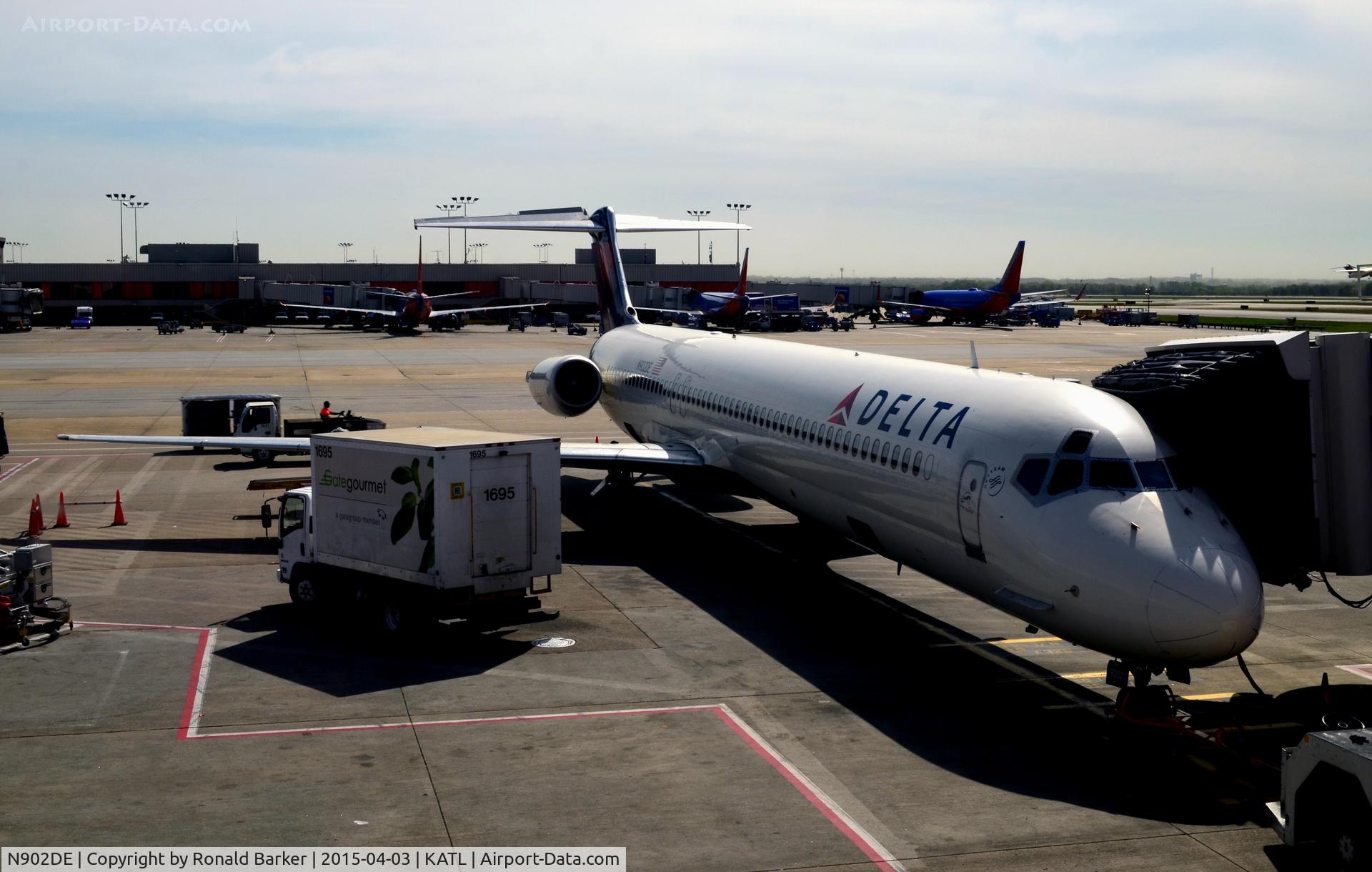 N902DE, 1992 McDonnell Douglas MD-88 C/N 53379, At the gate Atlanta