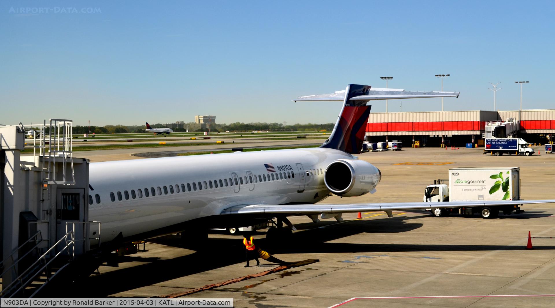 N903DA, 1995 McDonnell Douglas MD-90-30 C/N 53383, At the gate Atlanta