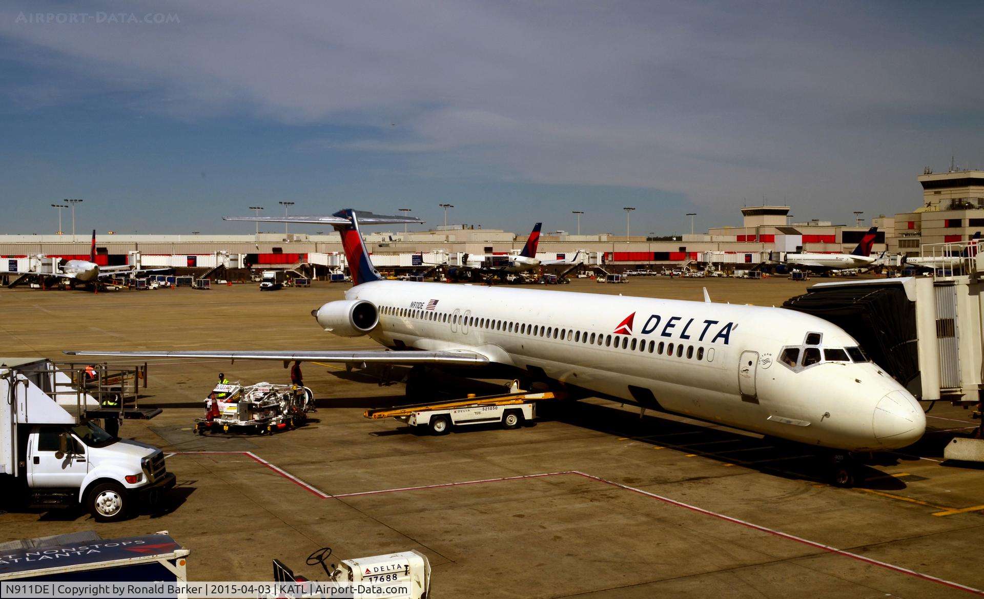 N911DE, 1992 McDonnell Douglas MD-88 C/N 49967, At the gate Atlanta
