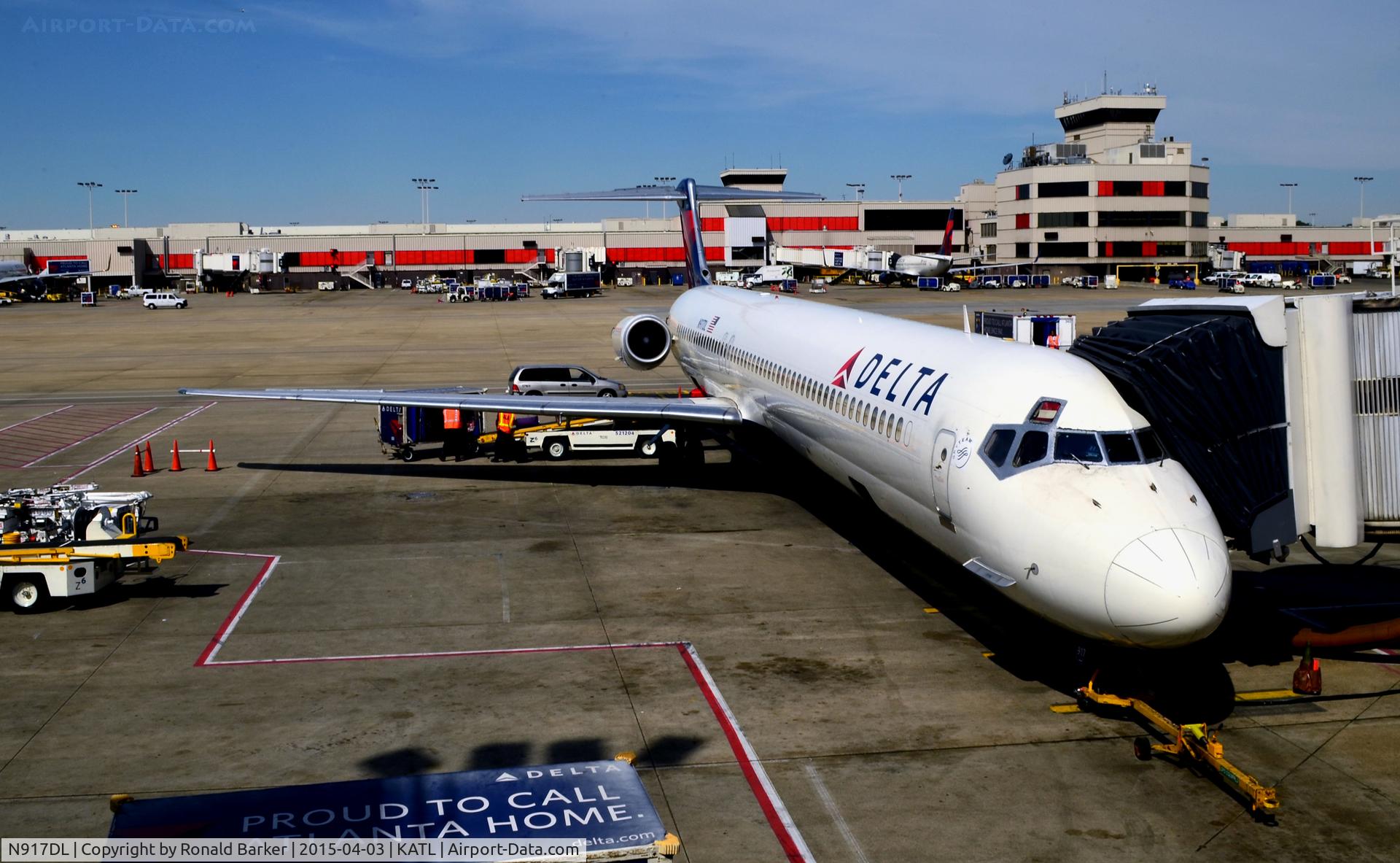 N917DL, 1988 McDonnell Douglas MD-88 C/N 49573, At the gate Atlanta