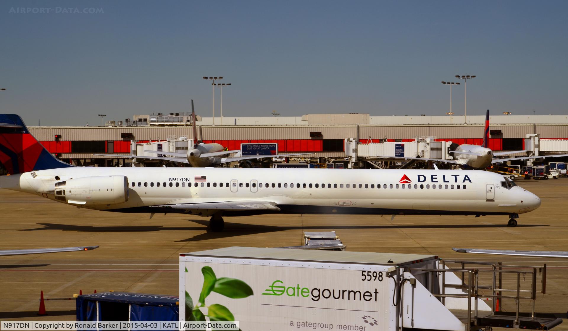 N917DN, 1996 McDonnell Douglas MD-90-30 C/N 53552, Taxi Atlanta