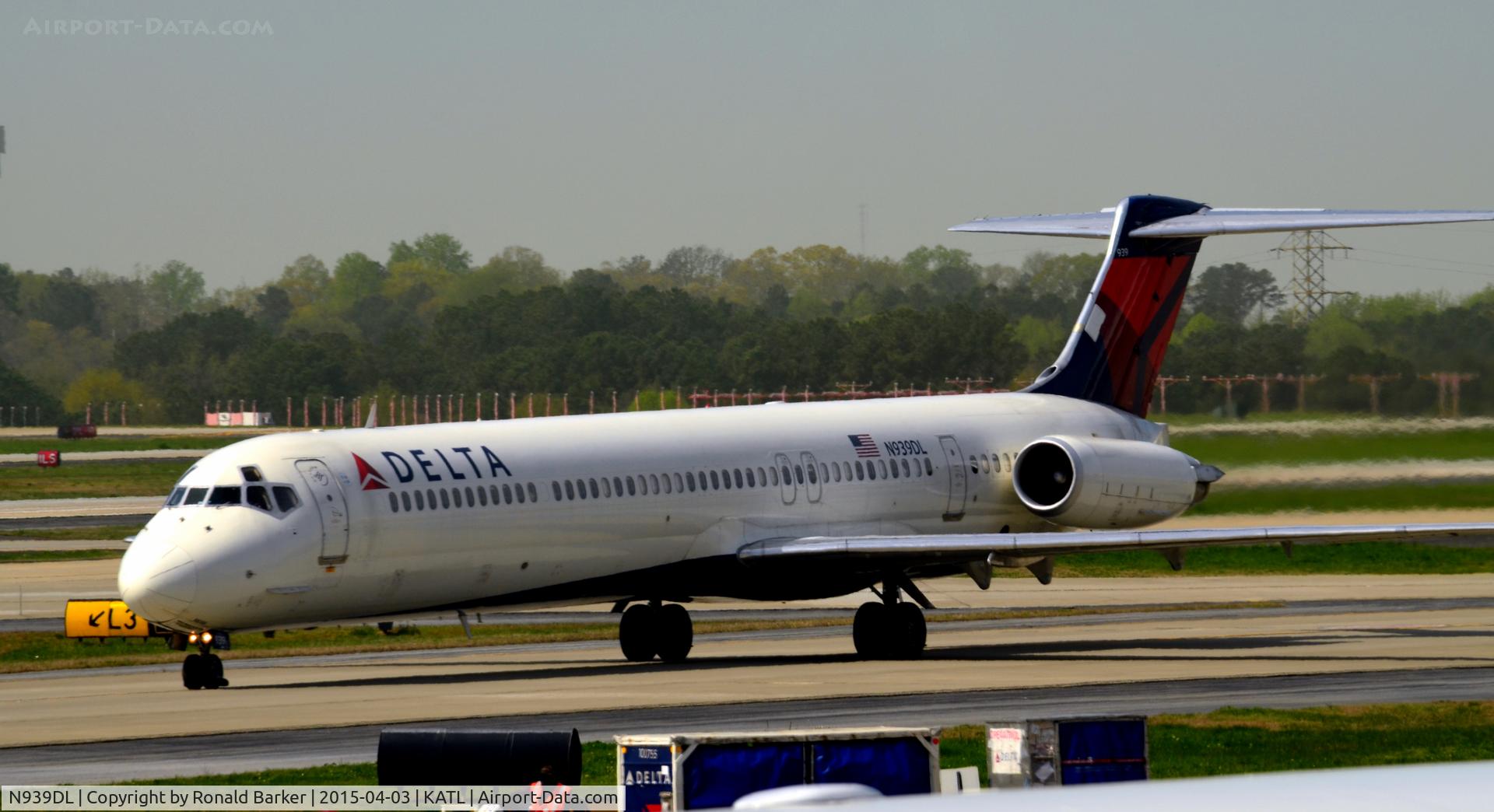 N939DL, 1989 McDonnell Douglas MD-88 C/N 49812, Taxi Atlanta