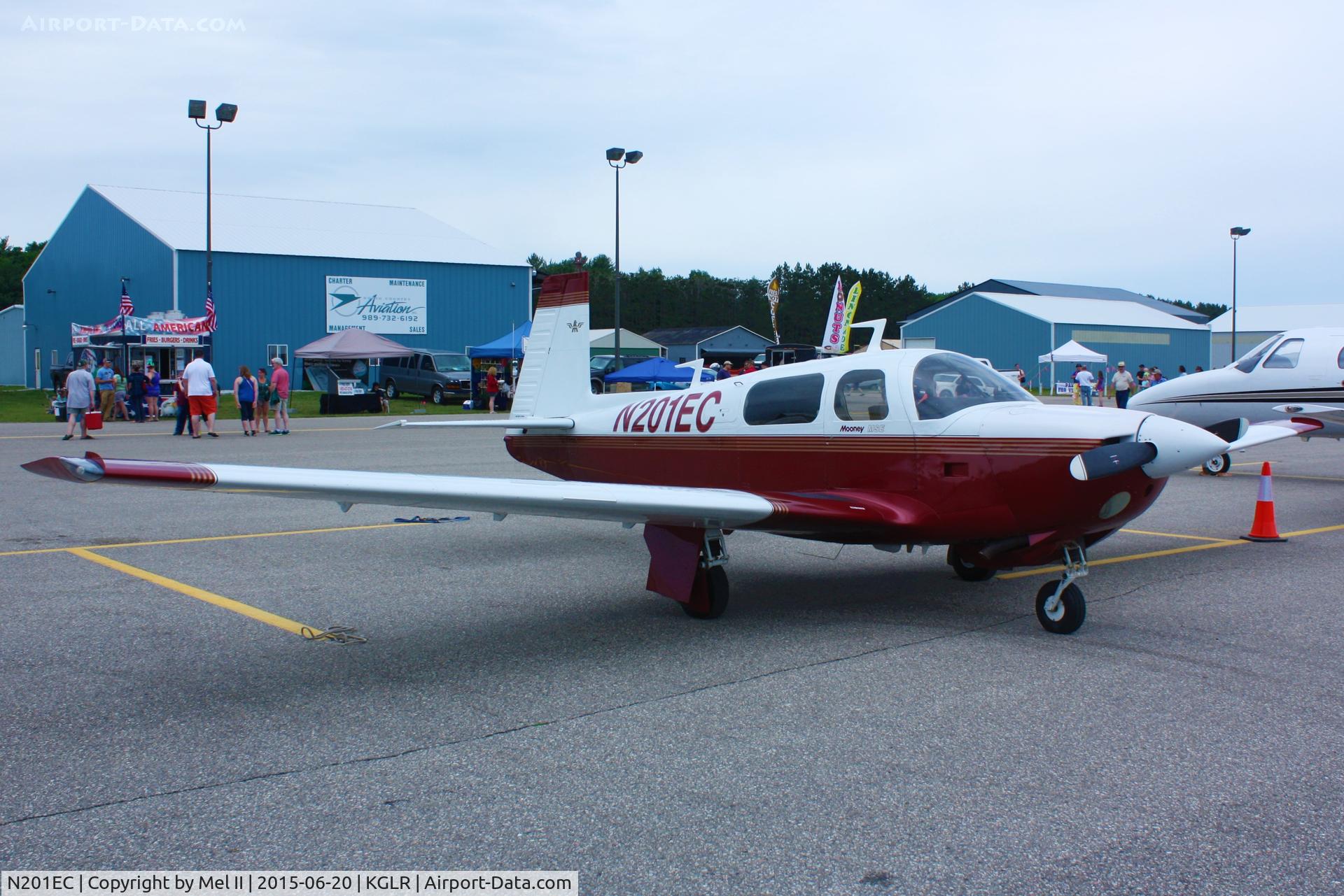 N201EC, Mooney M20J 201 C/N 24-0111, Parked