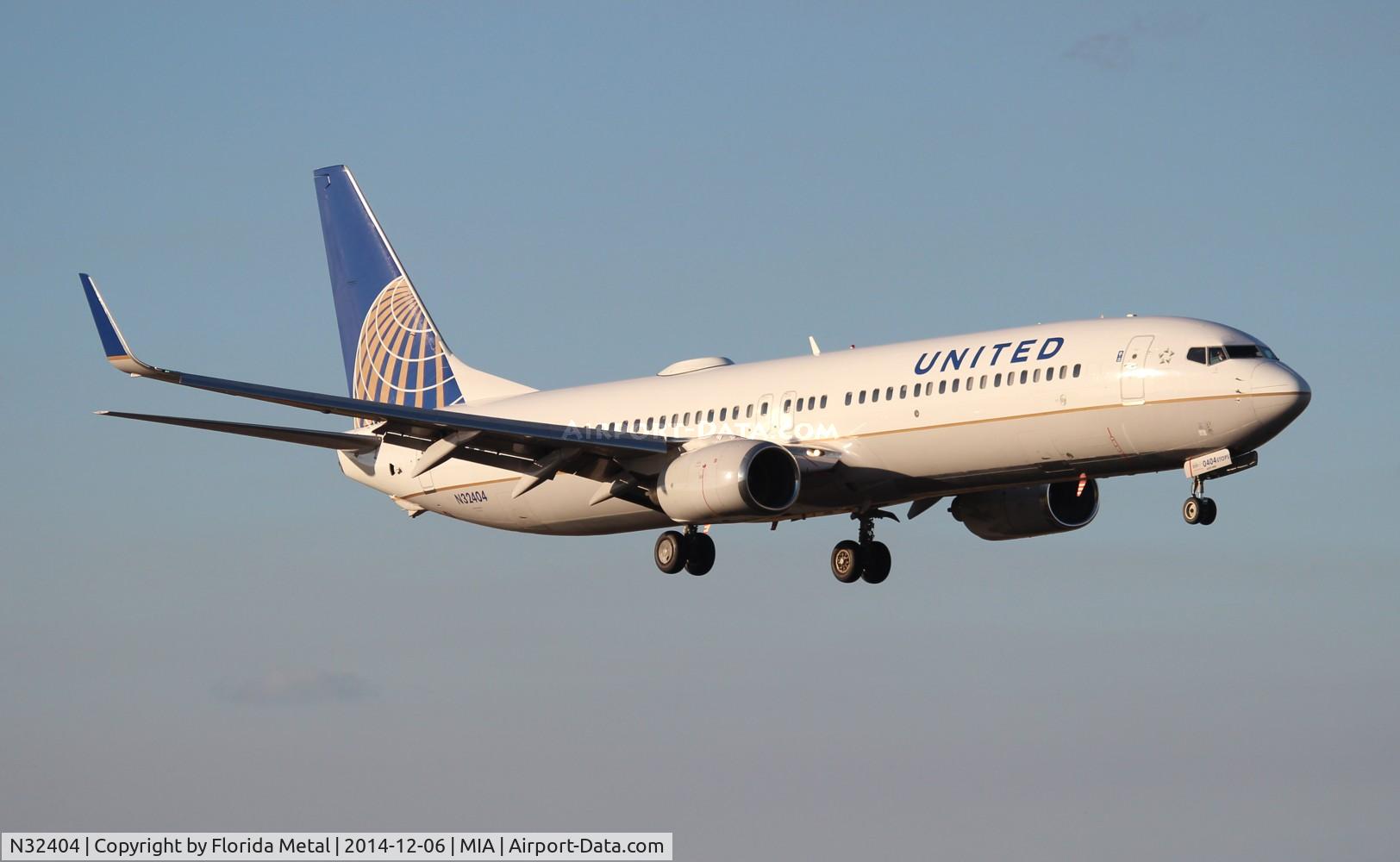 N32404, 2001 Boeing 737-924 C/N 30121, United