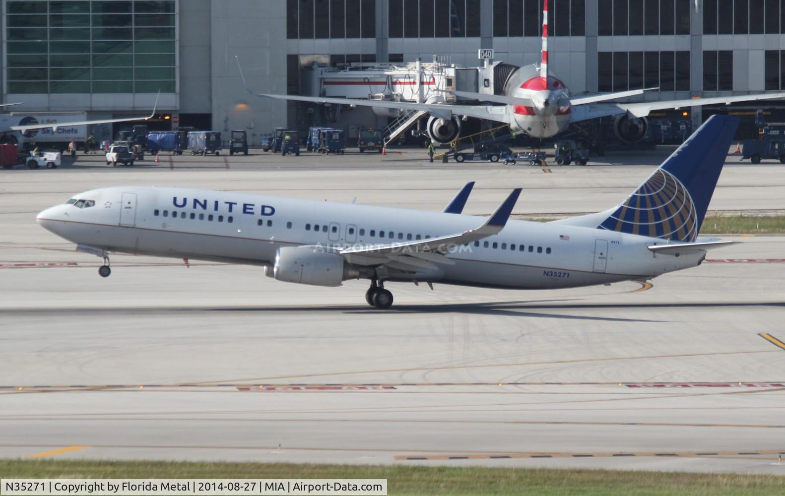 N35271, 2001 Boeing 737-824 C/N 31589, United