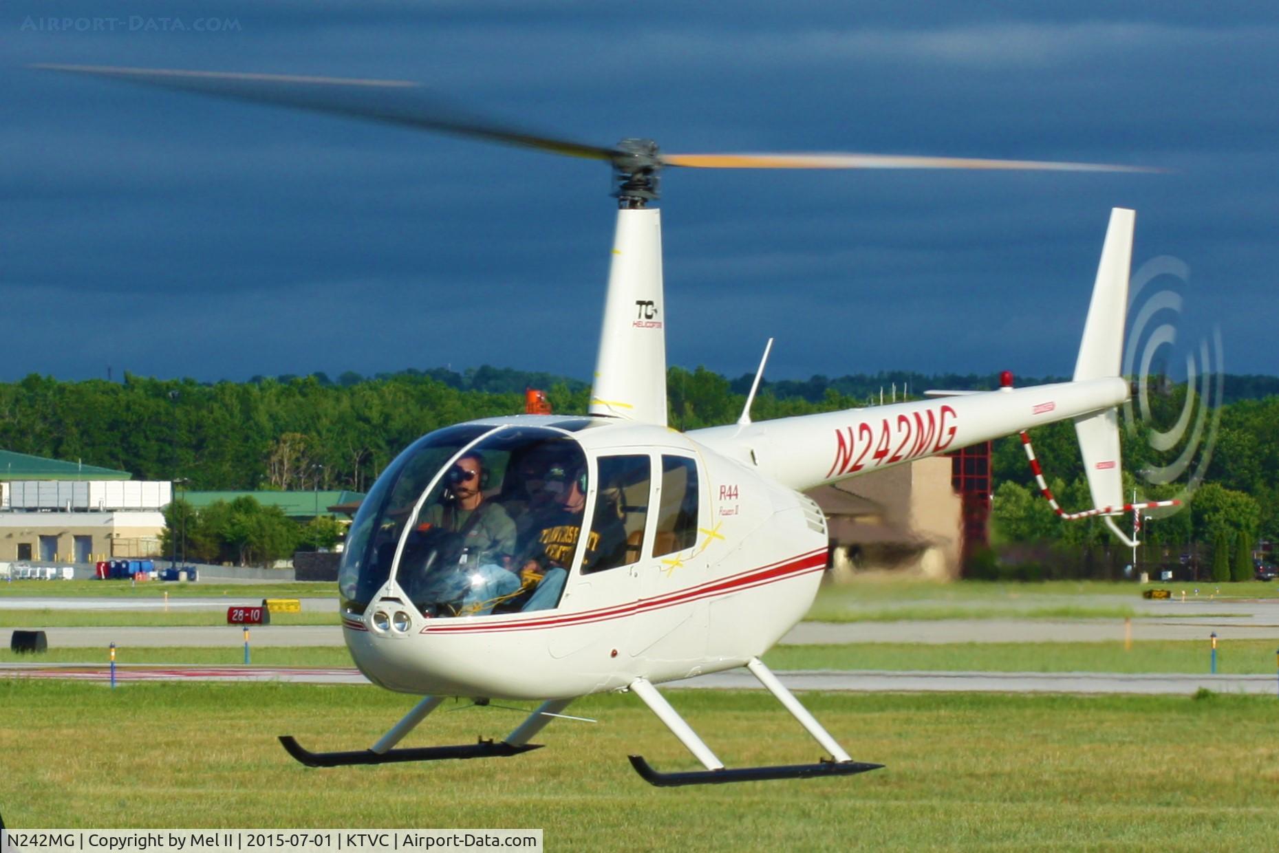 N242MG, 2006 Robinson R44 II C/N 11134, Departing