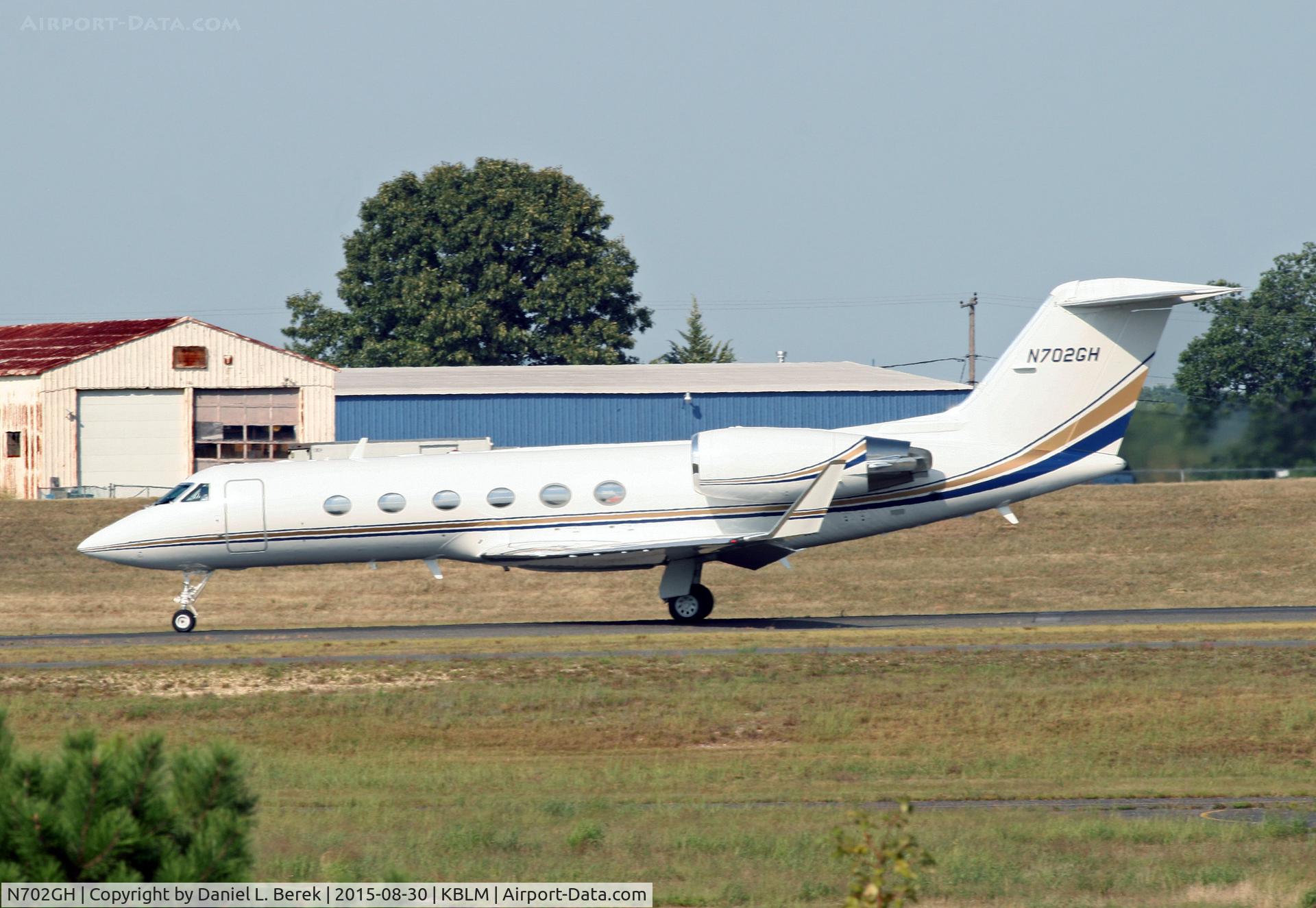 N702GH, 2002 Gulfstream Aerospace G-IV C/N 1497, A Gulfstream G-IV starts its take-off roll.