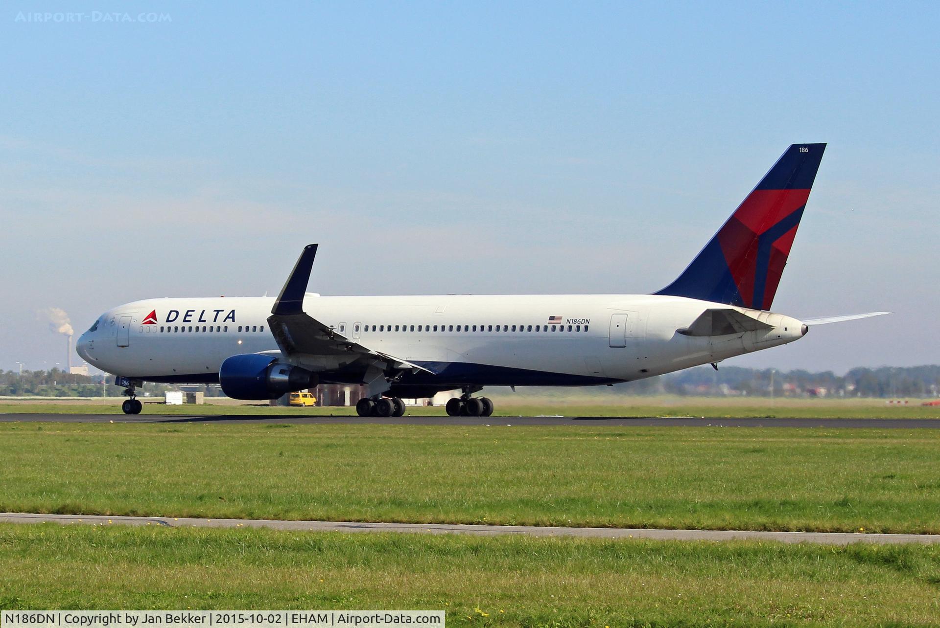 N186DN, 1995 Boeing 767-332 C/N 27962, Schiphol, Polderbaan departing.