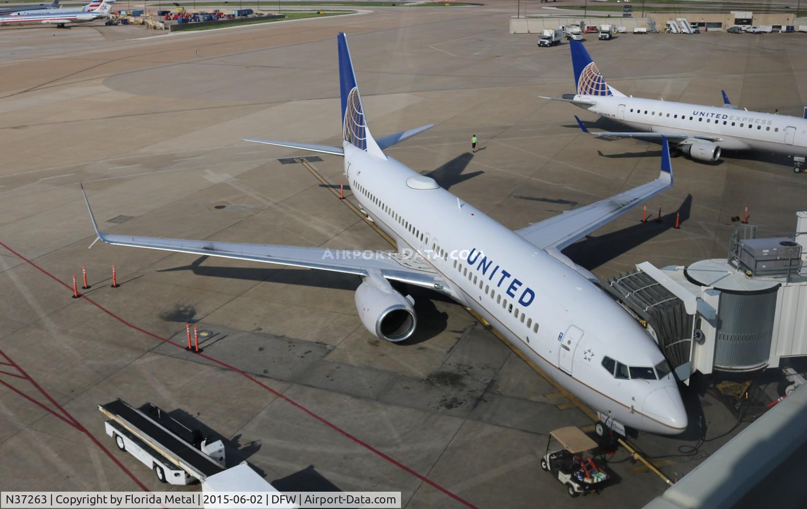 N37263, 2001 Boeing 737-824 C/N 31583, United