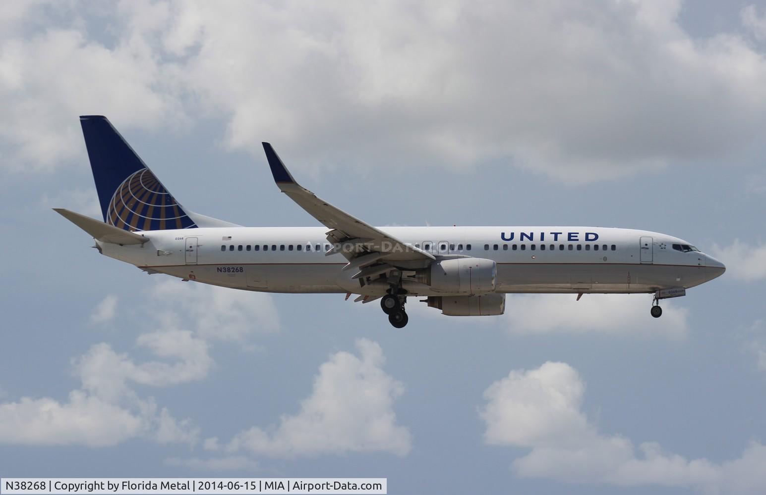 N38268, 2001 Boeing 737-824 C/N 31587, United