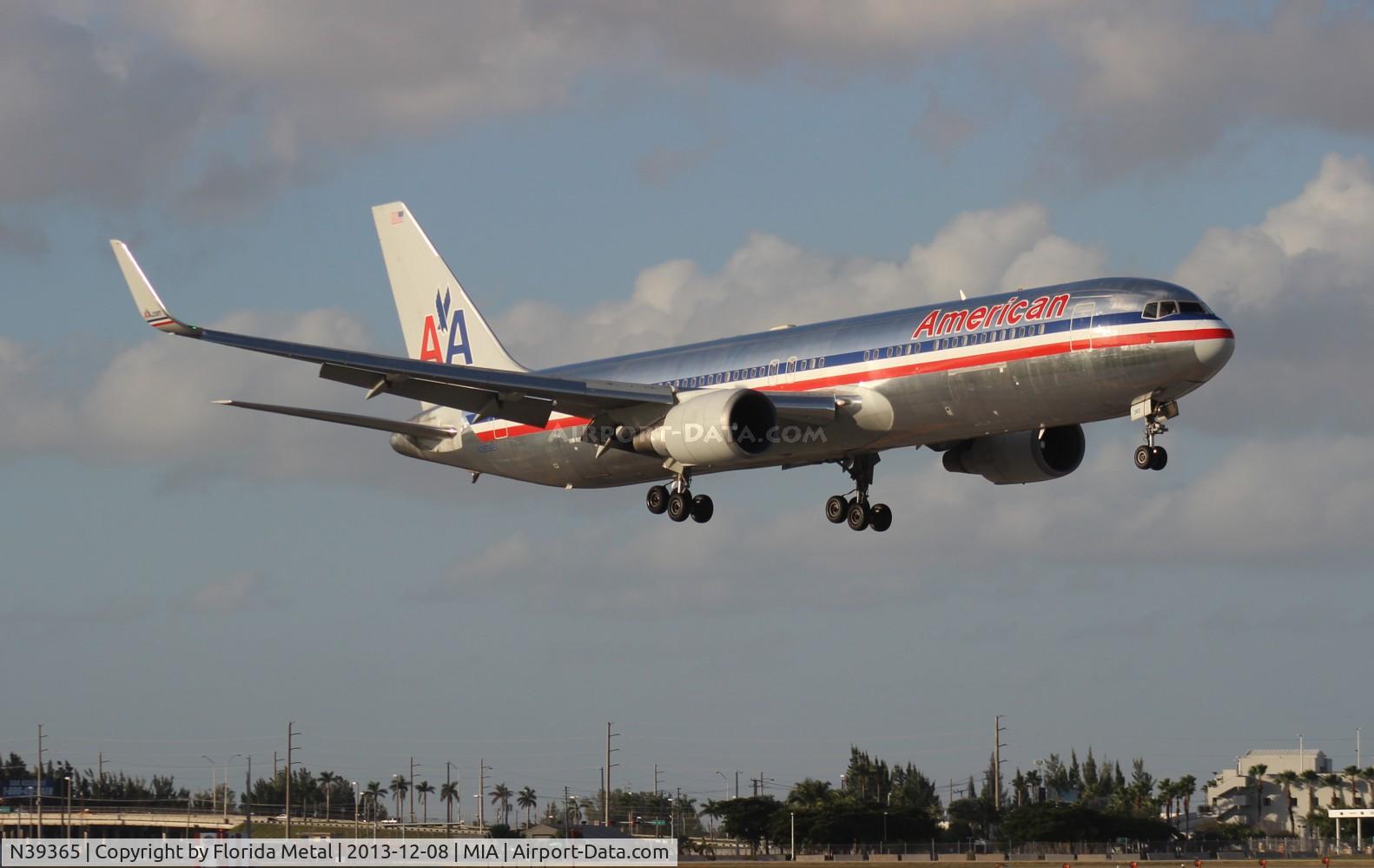 N39365, 1988 Boeing 767-323 C/N 24046, American
