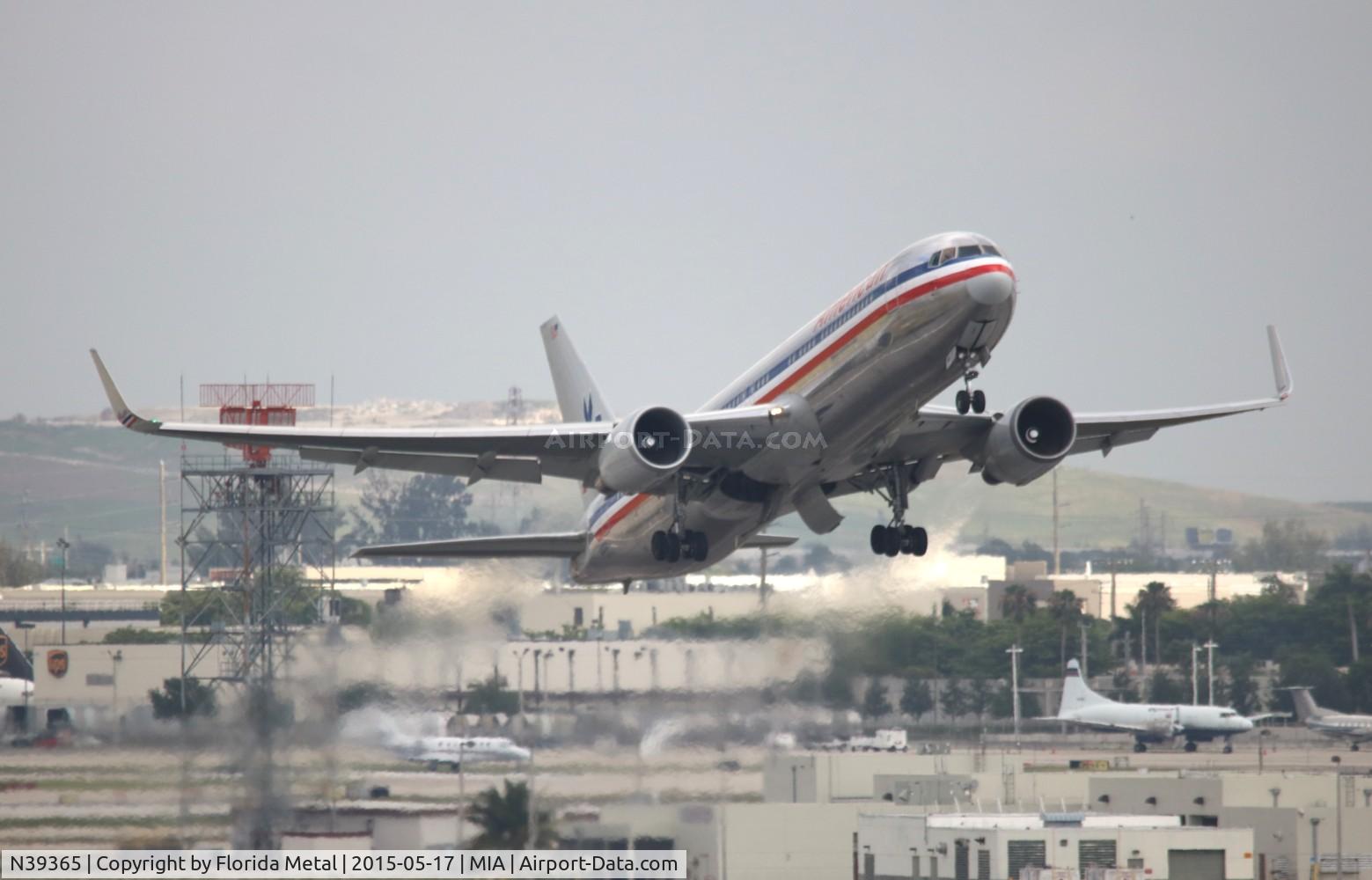 N39365, 1988 Boeing 767-323 C/N 24046, American