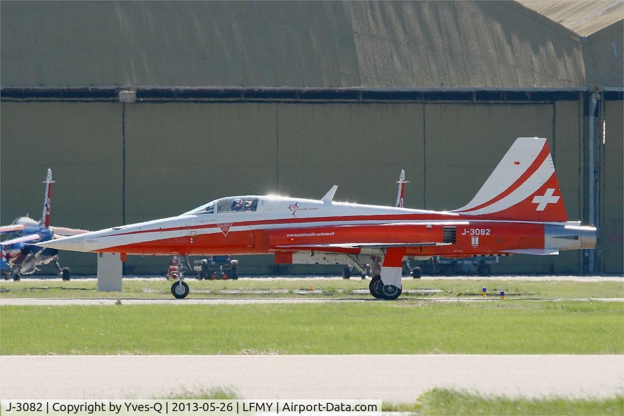 J-3082, Northrop F-5E Tiger II C/N L1082, Swiss Air Force Northrop F-5E Tiger II, Taxiing to parking area, Salon De Provence Air Base 701 (LFMY) Open day 2013