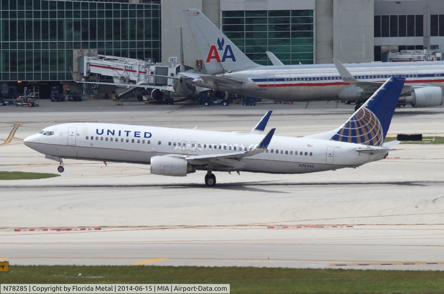N78285, 2004 Boeing 737-824 C/N 33452, United