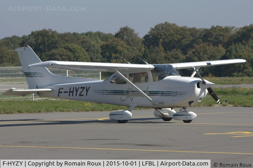F-HYZY, 1998 Cessna 172R C/N 17280419, Parked